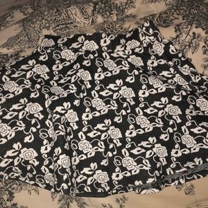 Super cute skirt that hugs you at waist